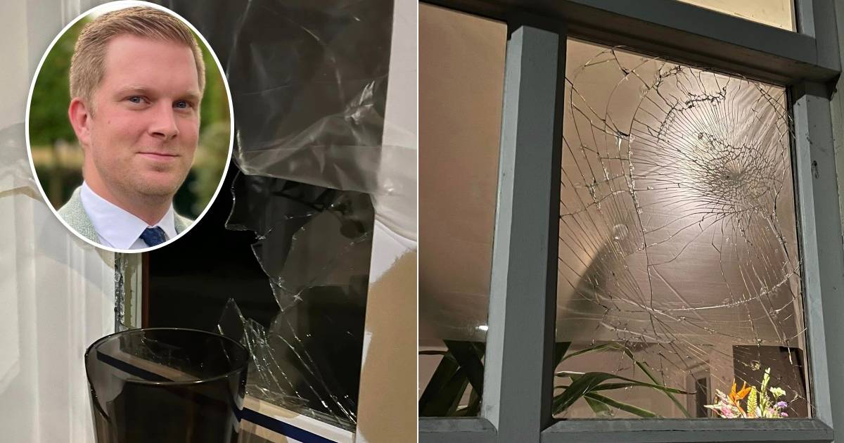 Burgemeester krijgt stoeptegel door zijn ruit: ‘We lagen net op bed, je schrikt er zeker van’
