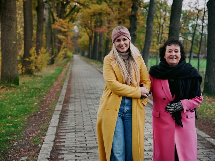 Jade Mintjens samen met Moesje, haar grootmoeder, vanop het Trappistenpad in Westmalle.