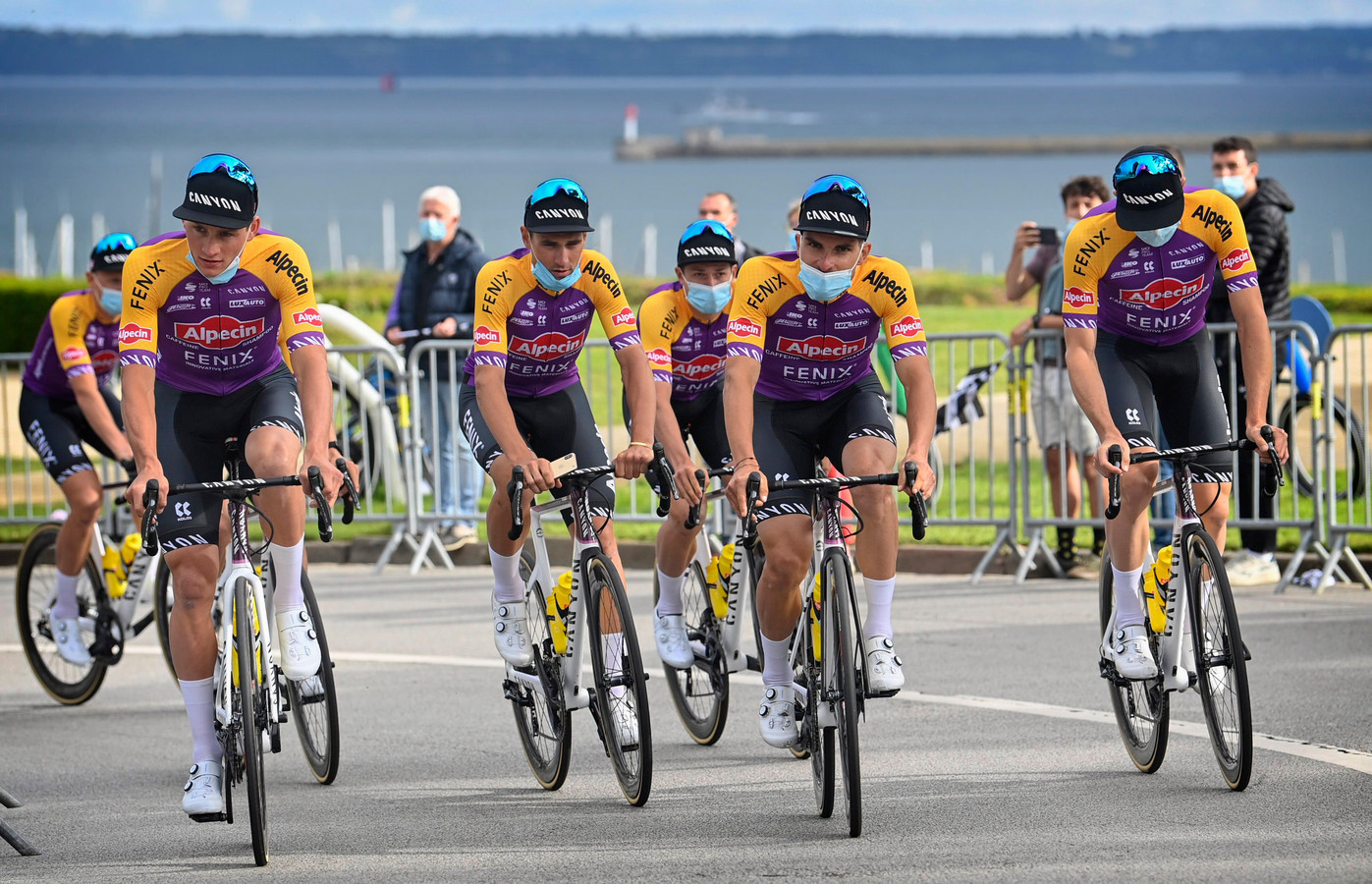 De renners van Alpecin-Fenix voorafgaand aan de ploegenpresentatie in Brest.