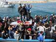 Le premier bateau d'immigrés venant de Libye s'approche de l'Italie
