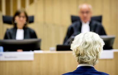 Wilders moet mokkend verder in proces