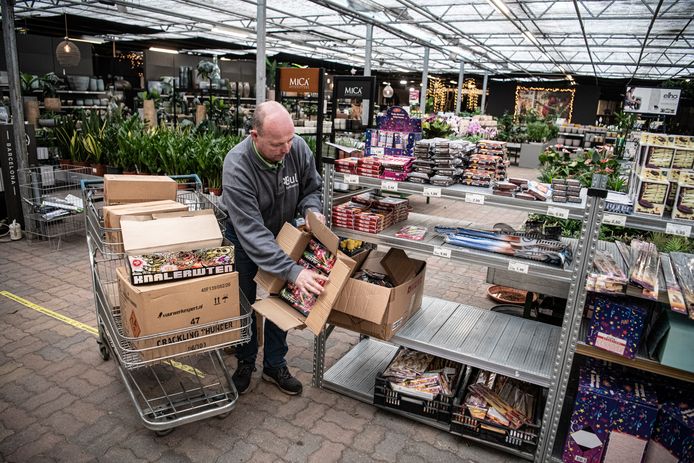 Het laatste categorie-1-vuurwerk in de schappen bij Tuincentrum Bull. Richard Bull laat het zien.