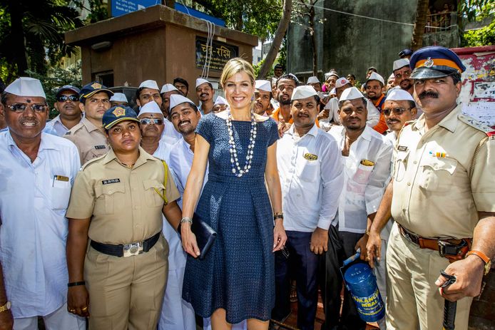 Koningin Maxima bezoekt in Dabbawalas, India maaltijdbezorgers die een digitale bankrekening hebben gekregen van PayTM.