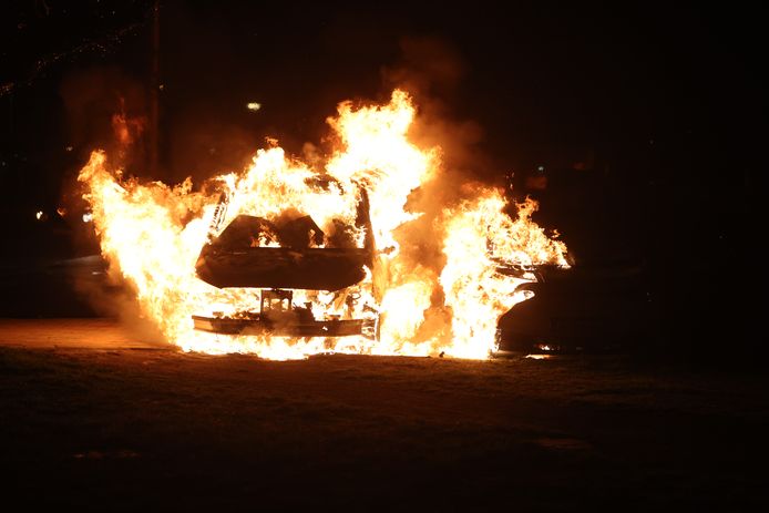 Toen de brandweer ter plaatse kwam, stond een van de voertuigen al in lichterlaaie.