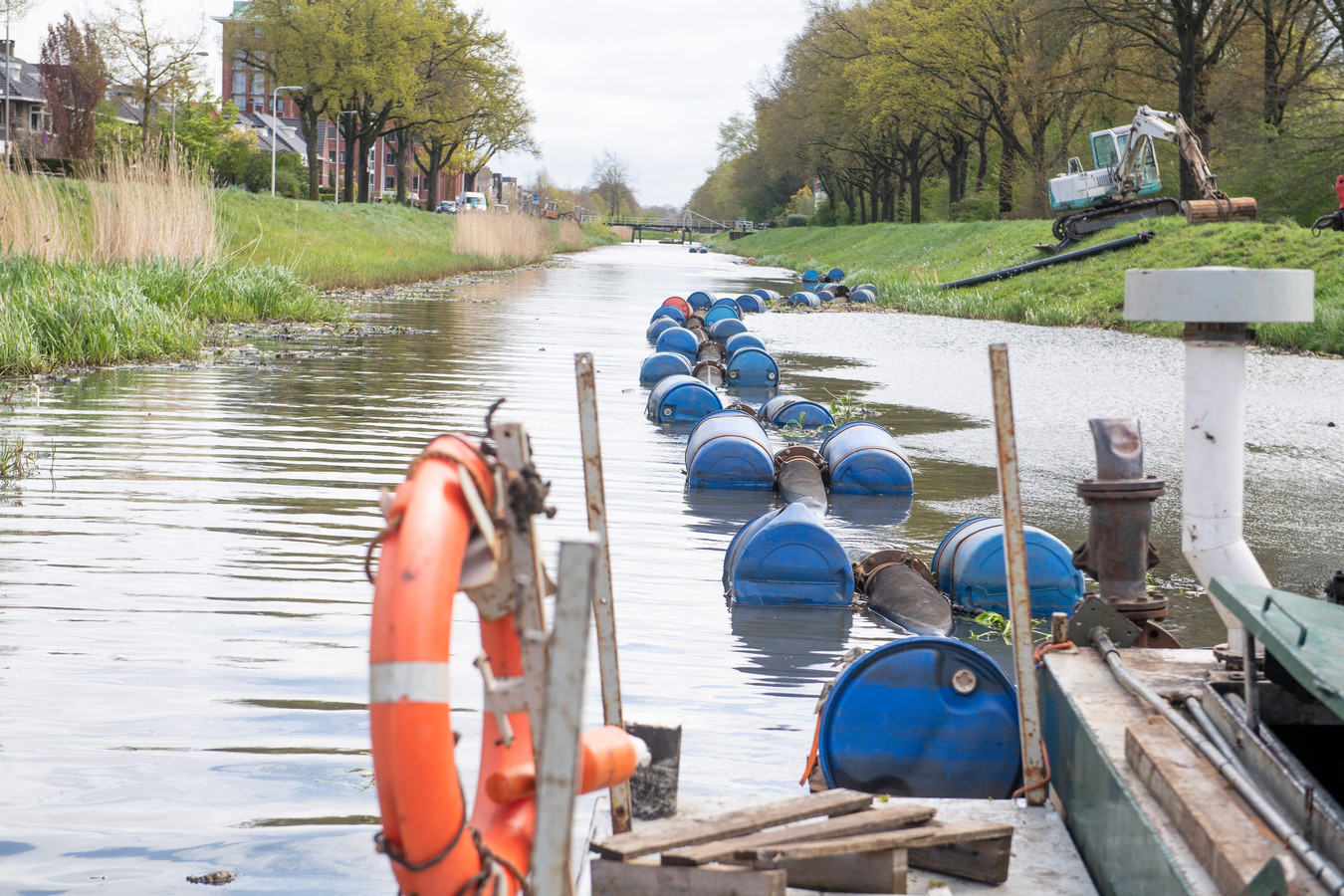 Baggerwerkzaamheden van het waterschap Vechtstromen in het kanaal  Almelo-Nordhorn.