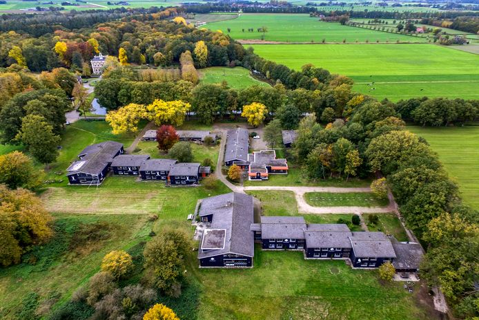 Op Park Den Alerdinck in Laag Zuthem worden tot juni met corona besmette asielzoekers opgevangen. In twee panden is ruimte voor in totaal 110 asielzoekers.