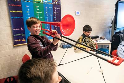 Na wat tonen op een tuintrompet blijkt een trombone een stuk lastiger: ‘Muziek verandert de sfeer in