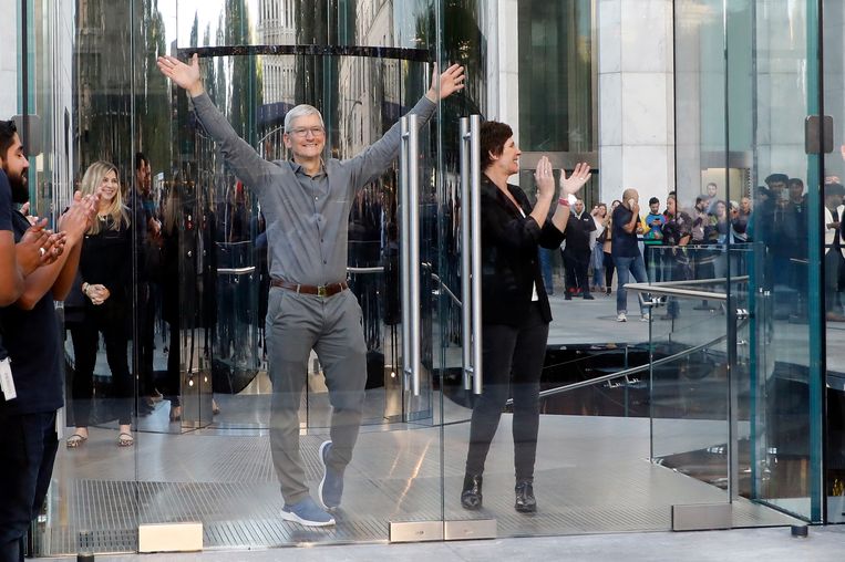  Ceo van Apple Tim Cook bij zijn flagship store in New York. Beeld WireImage