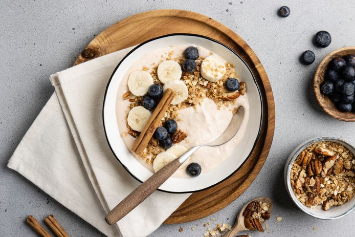 Bananenbowl met pangranola en blauwe bessen van Eatertainment.