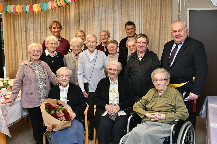 Zuster Hilde (met bloemen op schoot) vierde haar verjaardag samen met haar medezusters.