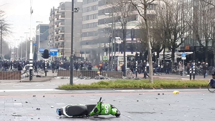 De meute werd richting het Stationsplein gedreven.