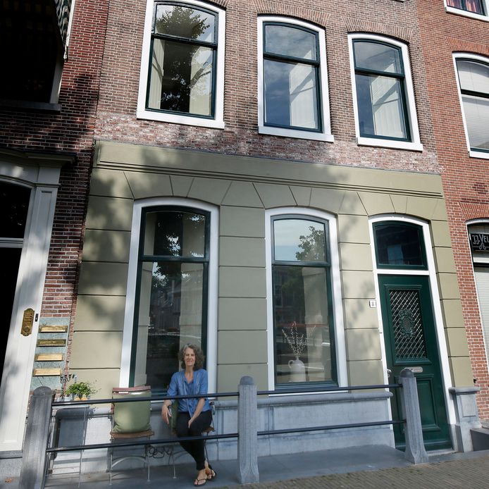 Roos van Kapel (45) aan de voorzijde van haar woning aan het Eind in Gorinchem.