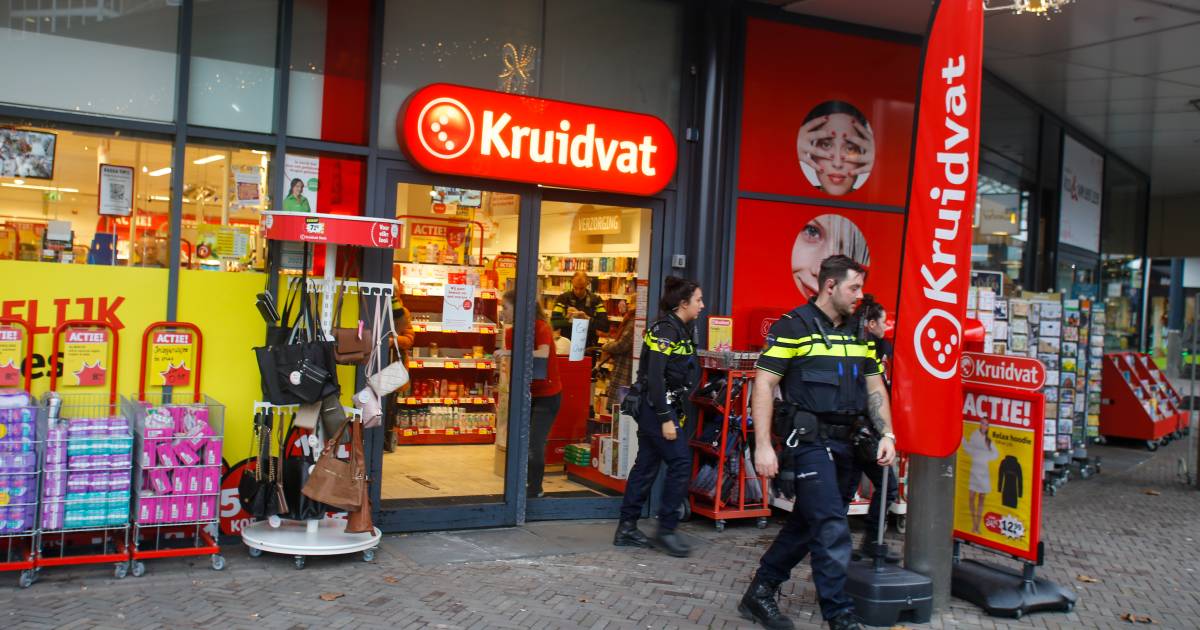 Man overvalt Kruidvat in Dordrecht met een mes en gaat er met