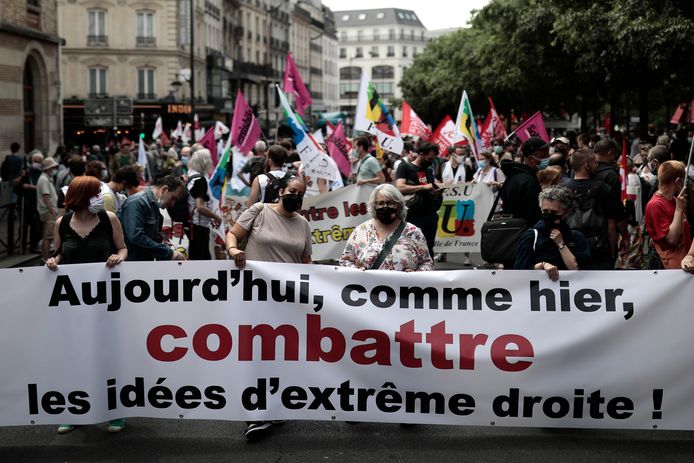 Betogers tegen extreemrechts in Parijs