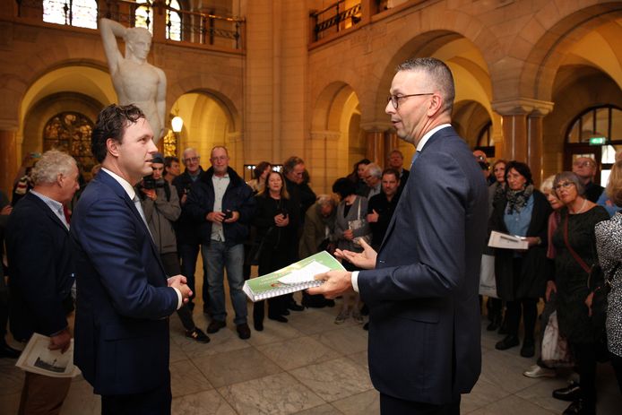 De Rotterdamse bouwwethouder Bas Kurvers (VVD) krijgt ruim zesduizend handtekening.
