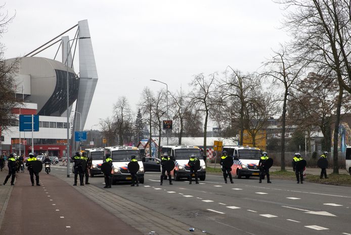 Veel politie voor PSV-Ajax, het duel dat afgelopen zondag werd gespeeld .