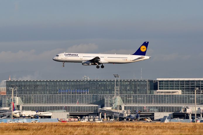 Een vliegtuig landt op de luchthaven van Frankfurt. Beeld ter illustratie.