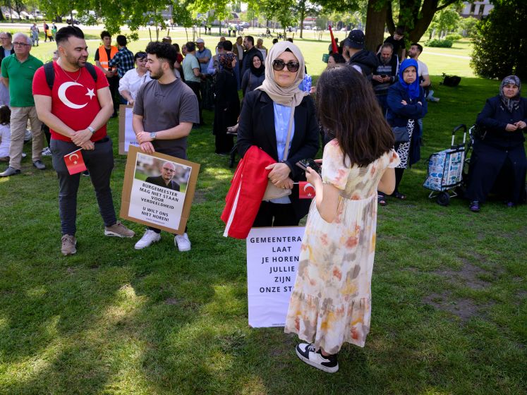 300 mensen demonstreren tegen genocidemonument in Enschede