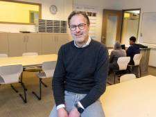 Hij werkte 25 jaar bij winkels als De Bijenkorf en V&D, nu staat Alfons voor de klas: ‘Alles viel op zijn plek’