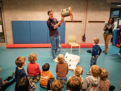 Vrede, stop pesten én gratis friet: Volt-leider Dassen krijgt boodschap van kinderen op zijn oude sc