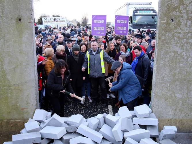 Demonstranten bouwen valse controlepost aan Ierse grens om te waarschuwen voor harde grens