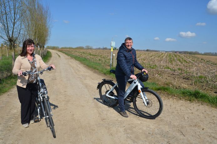 De fietsstraat verbindt Hemelveerdegem met Sint-Maria-Lierde.