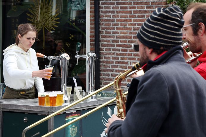 Tolbrug. De bardame van 'De Botanist' heeft een dorstige 'Les Fanflures' Brassband voor de deur.