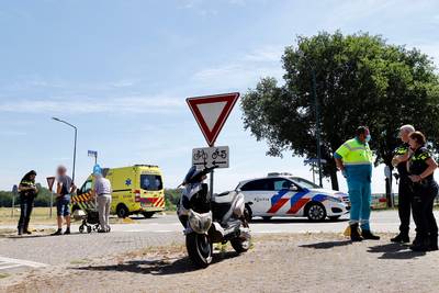 Bestuurster scooter gewond bij aanrijding door auto in Mill