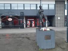 Eerste bloemen neergelegd bij standbeeld Van der Kuijlen, vlaggen Philips Stadion halfstok