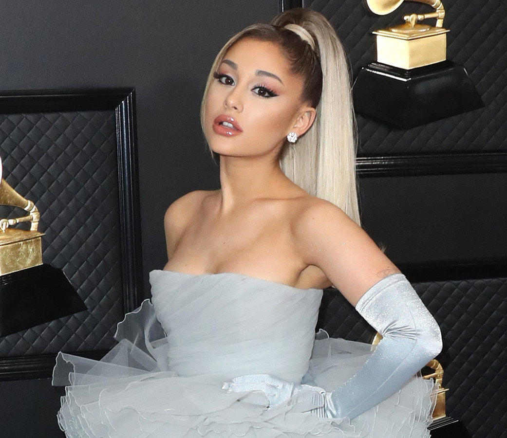 Ariana Grande draagt topje vol scheuren en dit ging er mis bij de