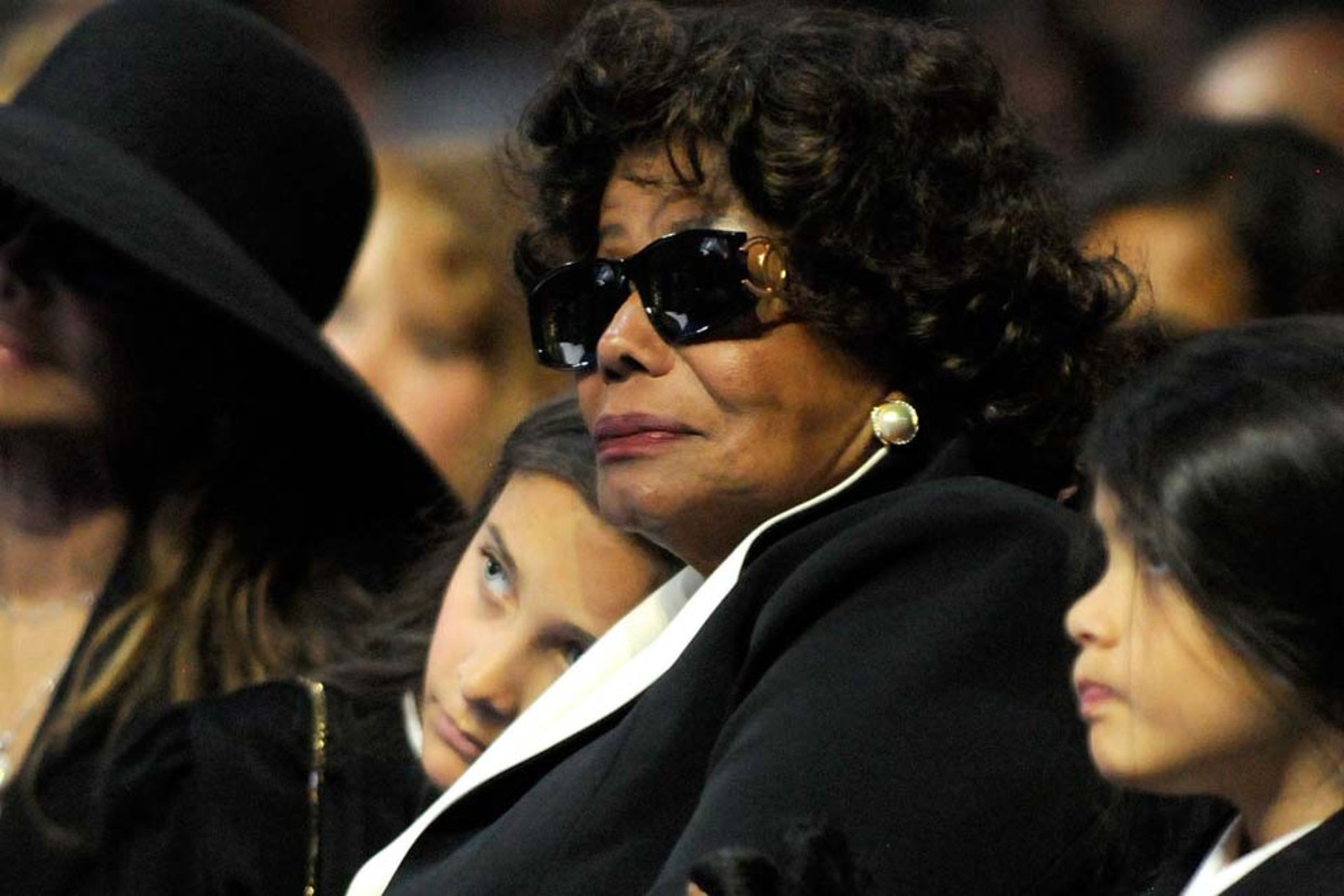 Katherine Jackson, met de kinderen van haar overleden zoon Michael Jackson: Paris (links) en Prince Michael II (rechts) (AFP) Beeld AFP