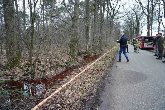 De politie heeft de Nieuwe Maastrichtsebaan bij Gilze afgesloten tijdens het onderzoek naar de vloeistof.