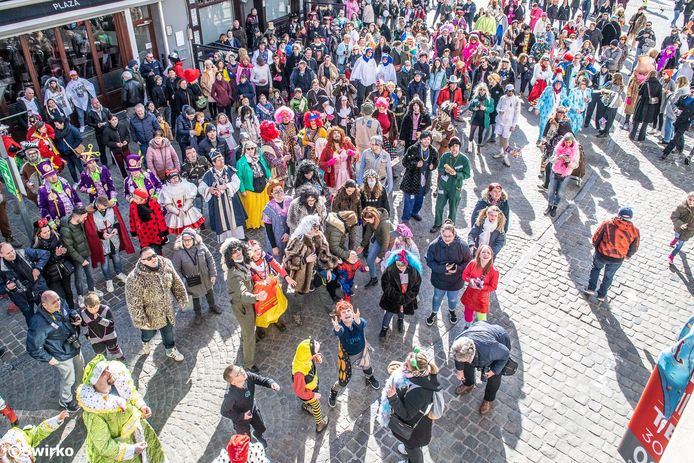 Ajuinworp met prins Sjalen op deGrote Markt van Aalst