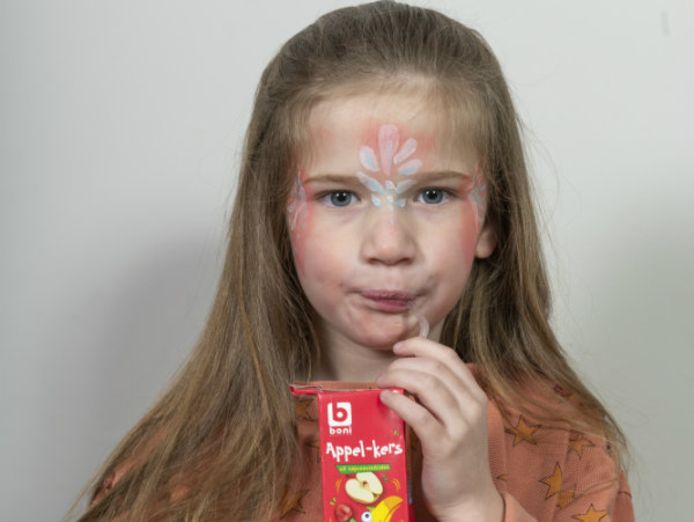 Lucie-Lou (5) proeft de suikerarme snacks van Boni.
