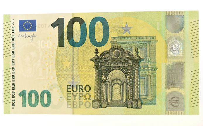 twintiger-voor-rechter-nadat-hij-betaalt-met-vals-biljet-van-100-euro