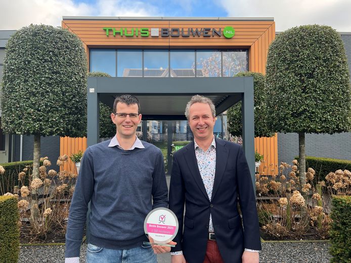 Jan de Bruijn en Bas Voeten met hun prijs.