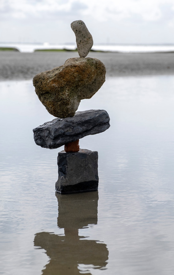 Middelburgers brengen stenen elkaar balans | Foto | pzc.nl