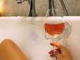 Deze gadget maakt wijn drinken in bad een stuk makkelijker