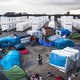 Eerste containerhuisjes voor vluchtelingen in Calais