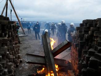 IN BEELD. Duitse politie trekt bezet ‘bruinkooldorp’ binnen: agenten worden met stenen en molotovcocktails bekogeld
