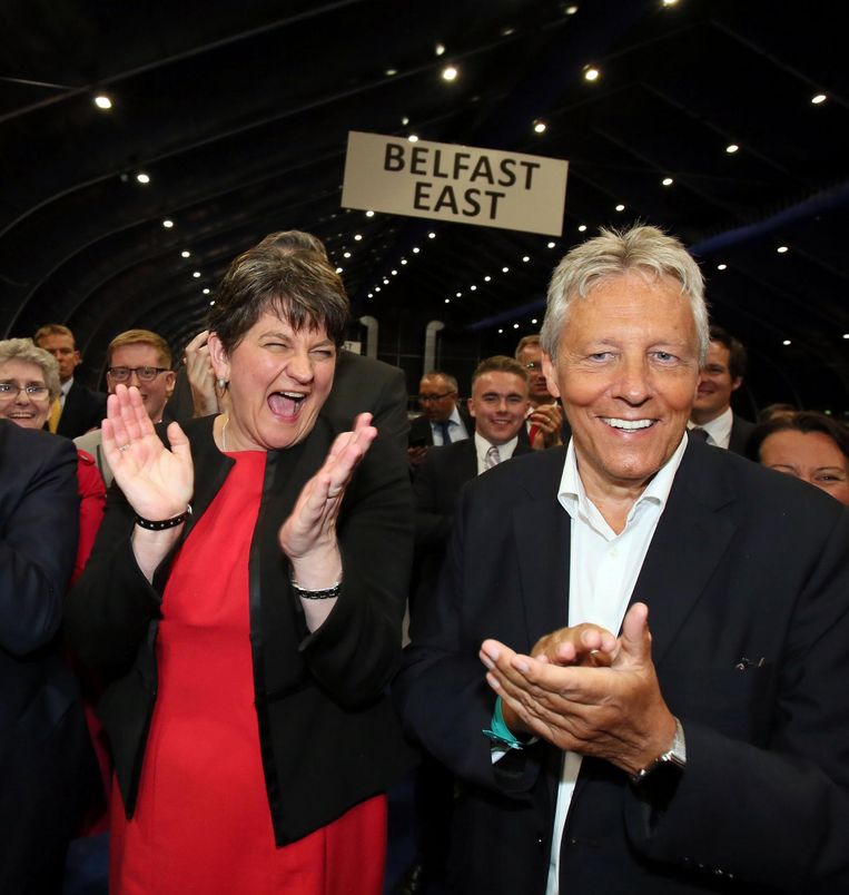 Arlene Foster (L), de leider van de DUP. Beeld afp