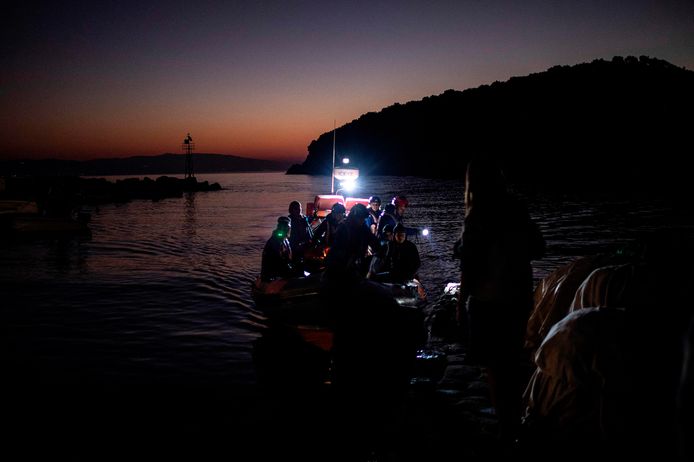 Archiefbeeld. Een reddingsoperatie door een Frontex patrouilleboot aan de haven Skala Sikamias op het Griekse eiland Lesbos.  De oostelijke route, via Griekenland en de Balkan, was vorig jaar het populairst, met 82.000 detecties.