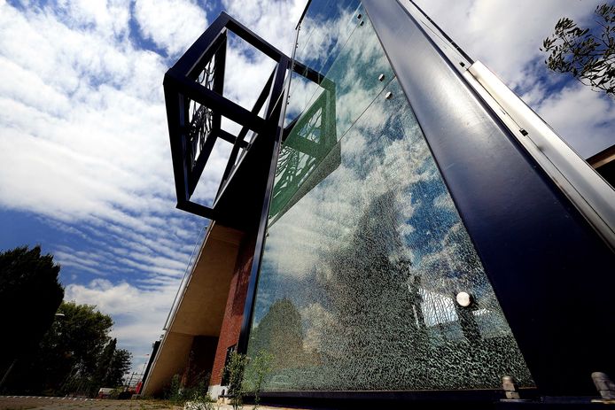 roosendaal - 20180731 - vandalisme aan de passerelle,kapotte ramen bij de lift.petervantrijen/pix4profs