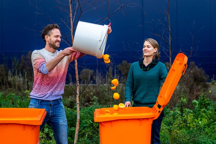 Bas van Abel (43) en Anja Cheriakova (34), eigenaren van De Clique, tussen de op afvalstoffengrond gekweekte kruiden.
De Clique haalt biostromen zoals sinaasappelschillen, koffiedik en snij-voedselresten CO2-neutraal op.