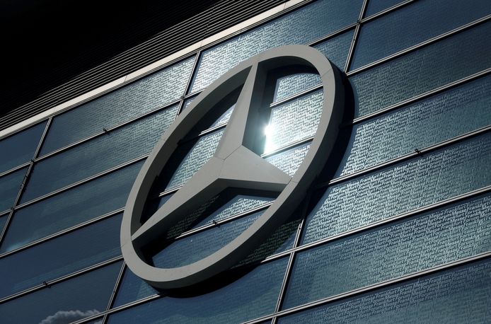 Het logo van Mercedes op een bedrijfspand.