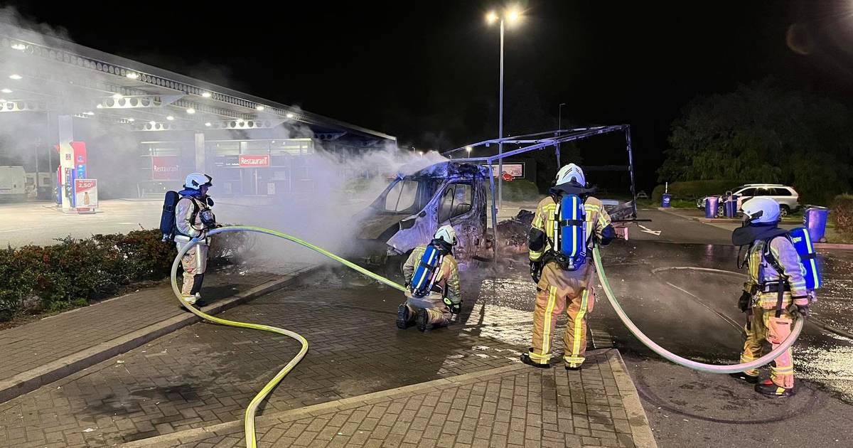 Bestelwagen met autoonderdelen vliegt in brand op snelwegparking