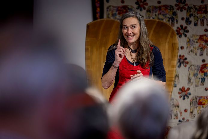 Pauline de Koning laat zich inspireren door het kunstwerk met de beren in Hengelo. Het is goed voor een finaleplek in de vertelwedstrijd.