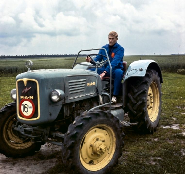 Een jonge Ard Schenk op de tractor. Gewone knullen van het platteland, zo ziet Nederland zijn schaatsers het liefst. ( Foto uit besproken boek.) Beeld 