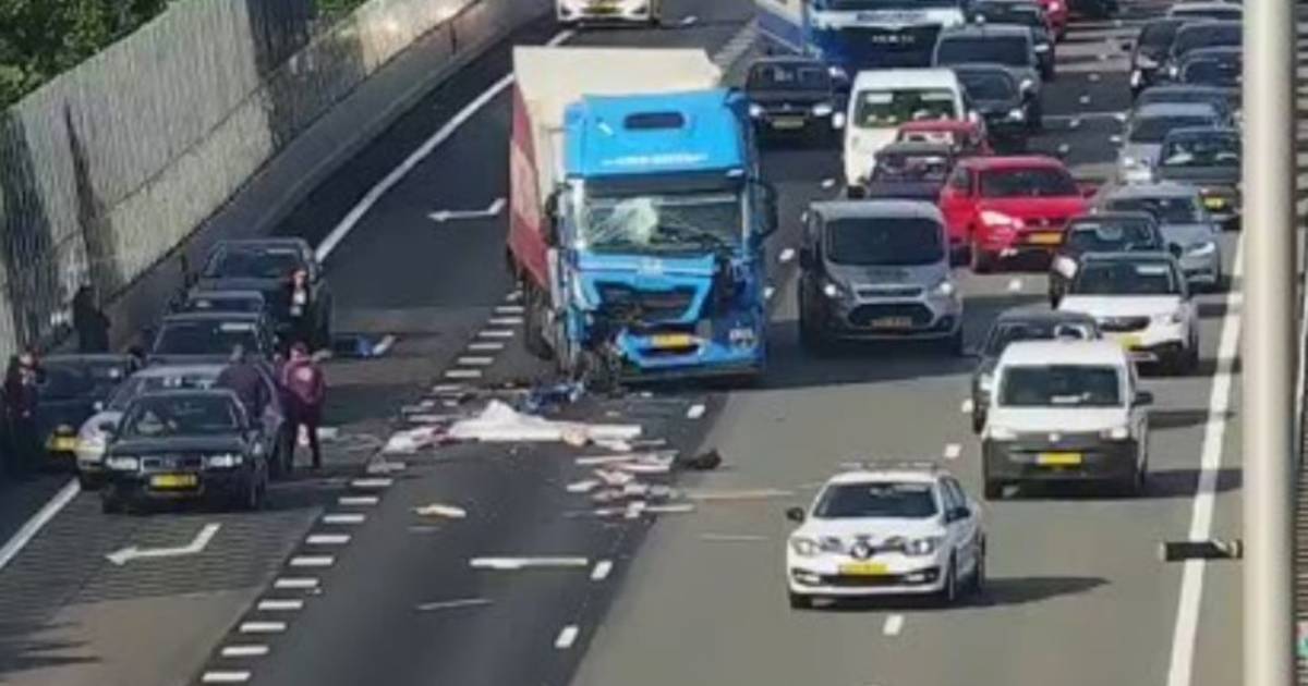 Ongeluk met vrachtwagen op A28 zorgt voor verkeerschaos rondom Zwolle.