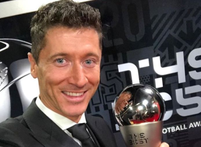 Lewandowski met z'n prijs.